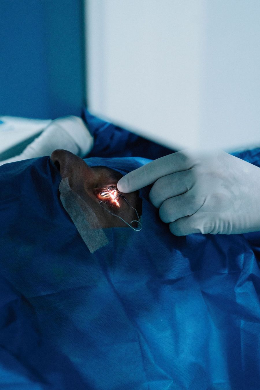 Cirurgia oftalmológica em campo azul, vista de perto