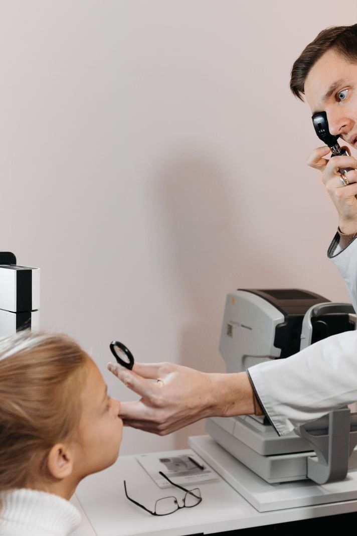 Médico examinando os olhos de uma criança