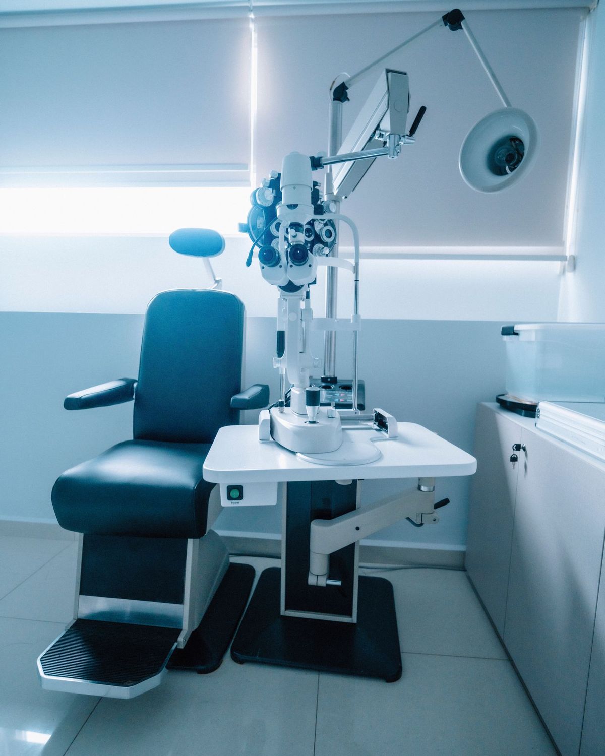 Sala de exame oftalmológico com lâmpada de fenda